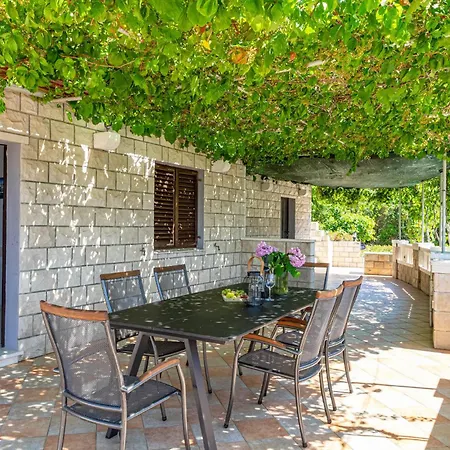 Apartment Stunning In With House Sea View Zrnovo